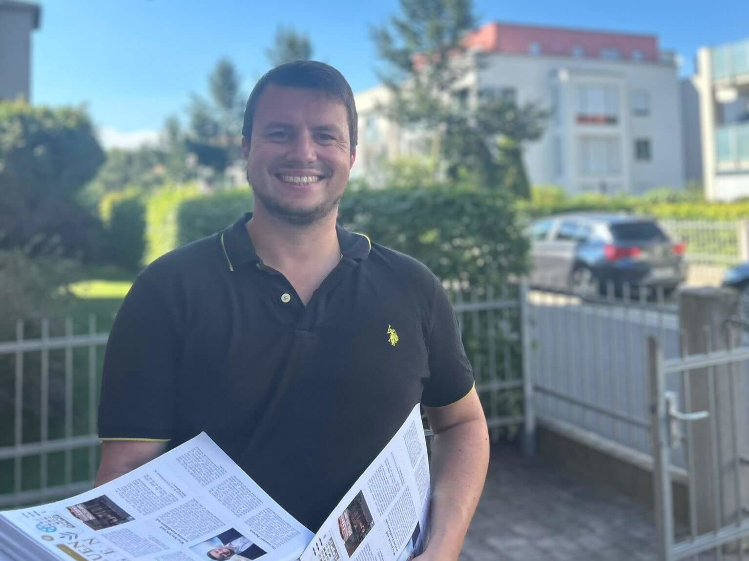 Niklas Waßmann mit Wahlkampfzeitung